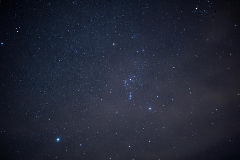 静寂に包まれた冬の星座（オリオン座）の写真