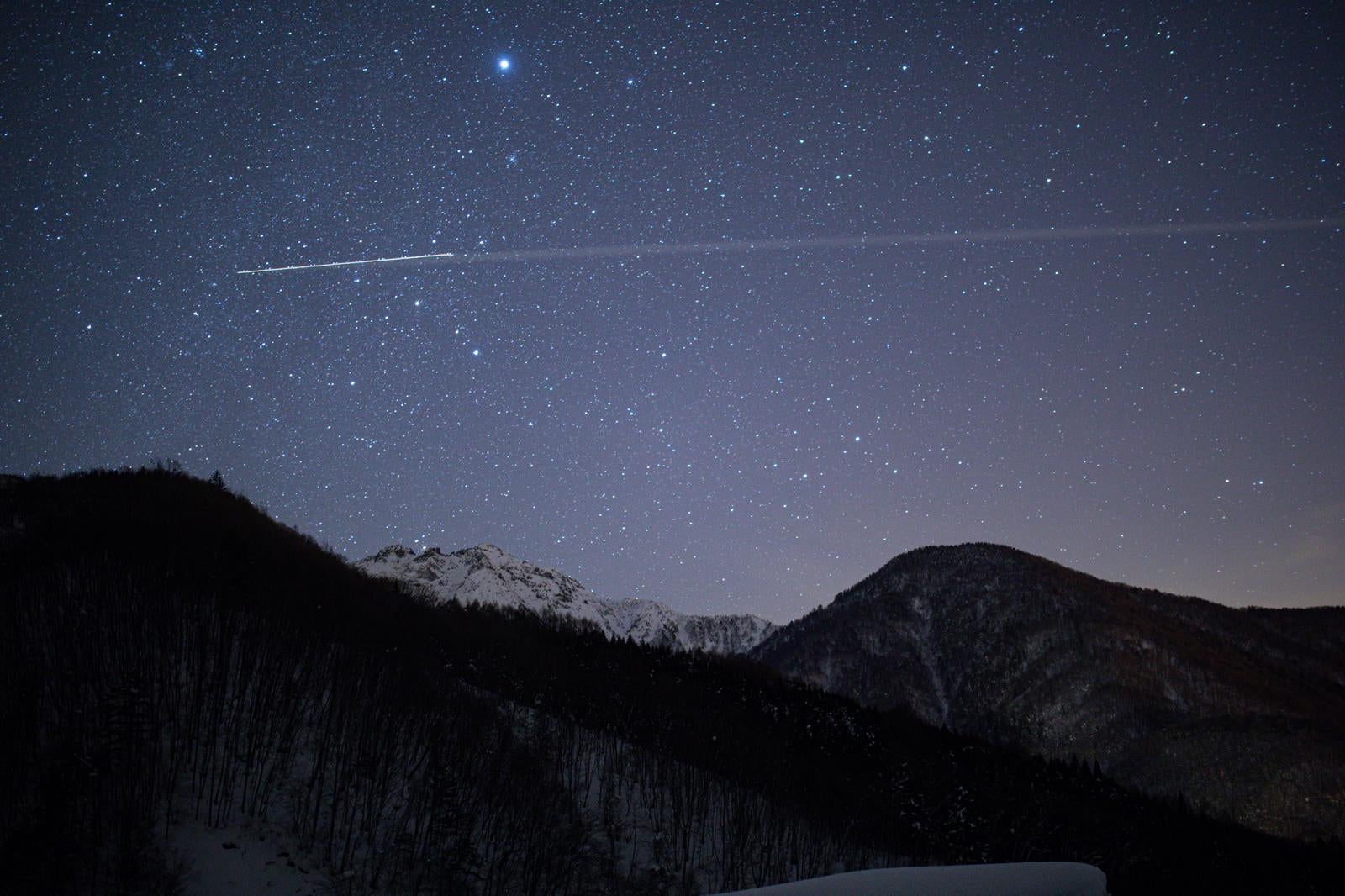 「冬の山岳地帯に煌めく星座の輝き」の写真