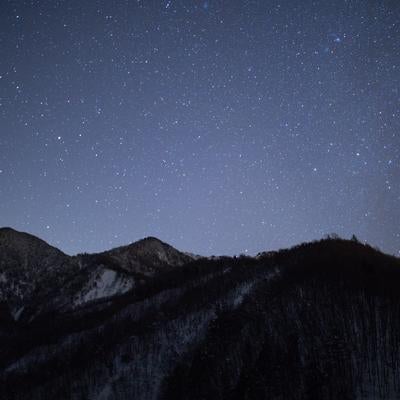 山脈のシルエットと星々の写真