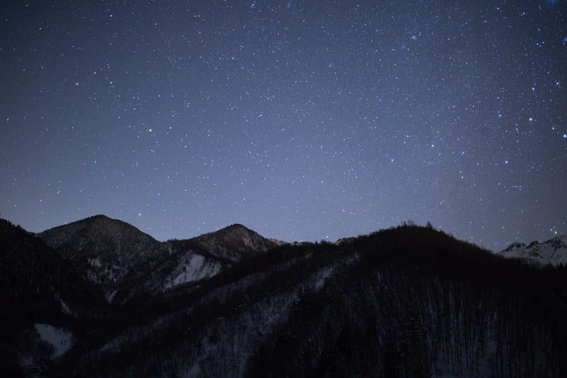 山脈のシルエットと星々の写真