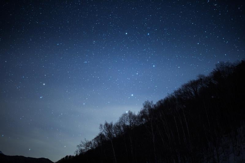 静寂に包まれた星降る山の写真