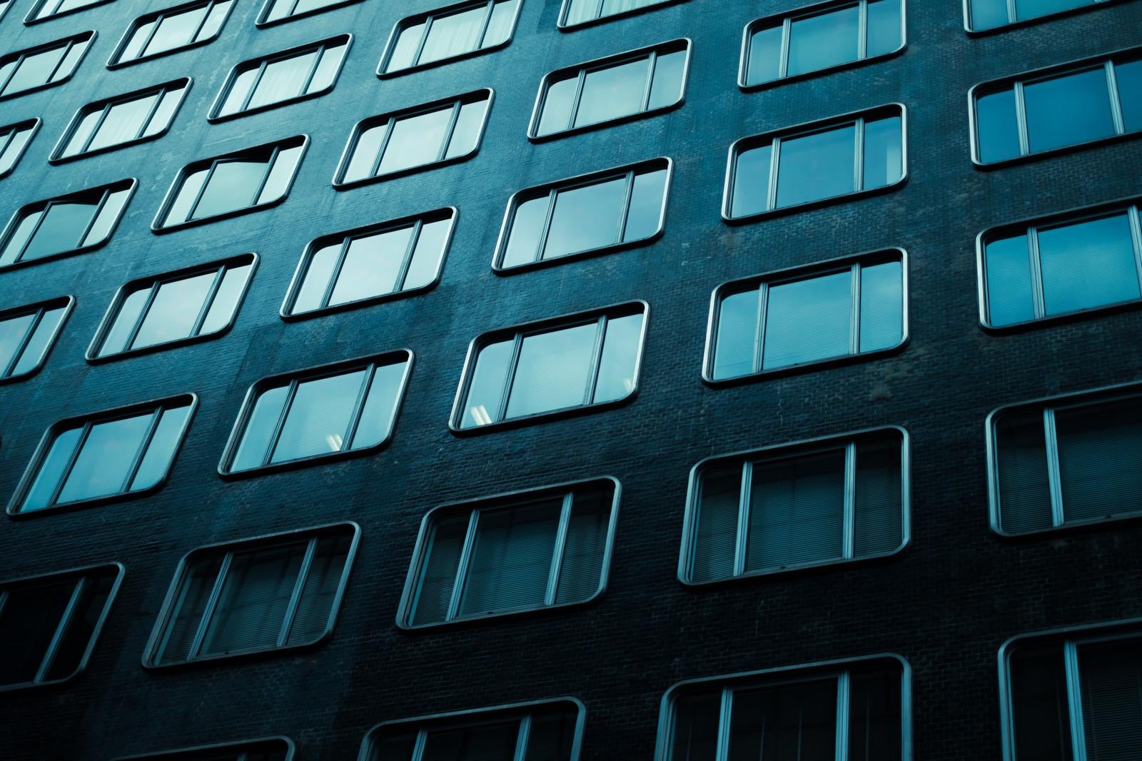 「ビルの窓 反射と視界のデザイン要素」の写真
