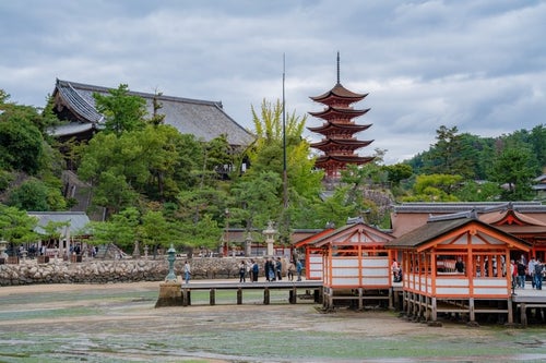厳島神社の回廊と五重塔の写真