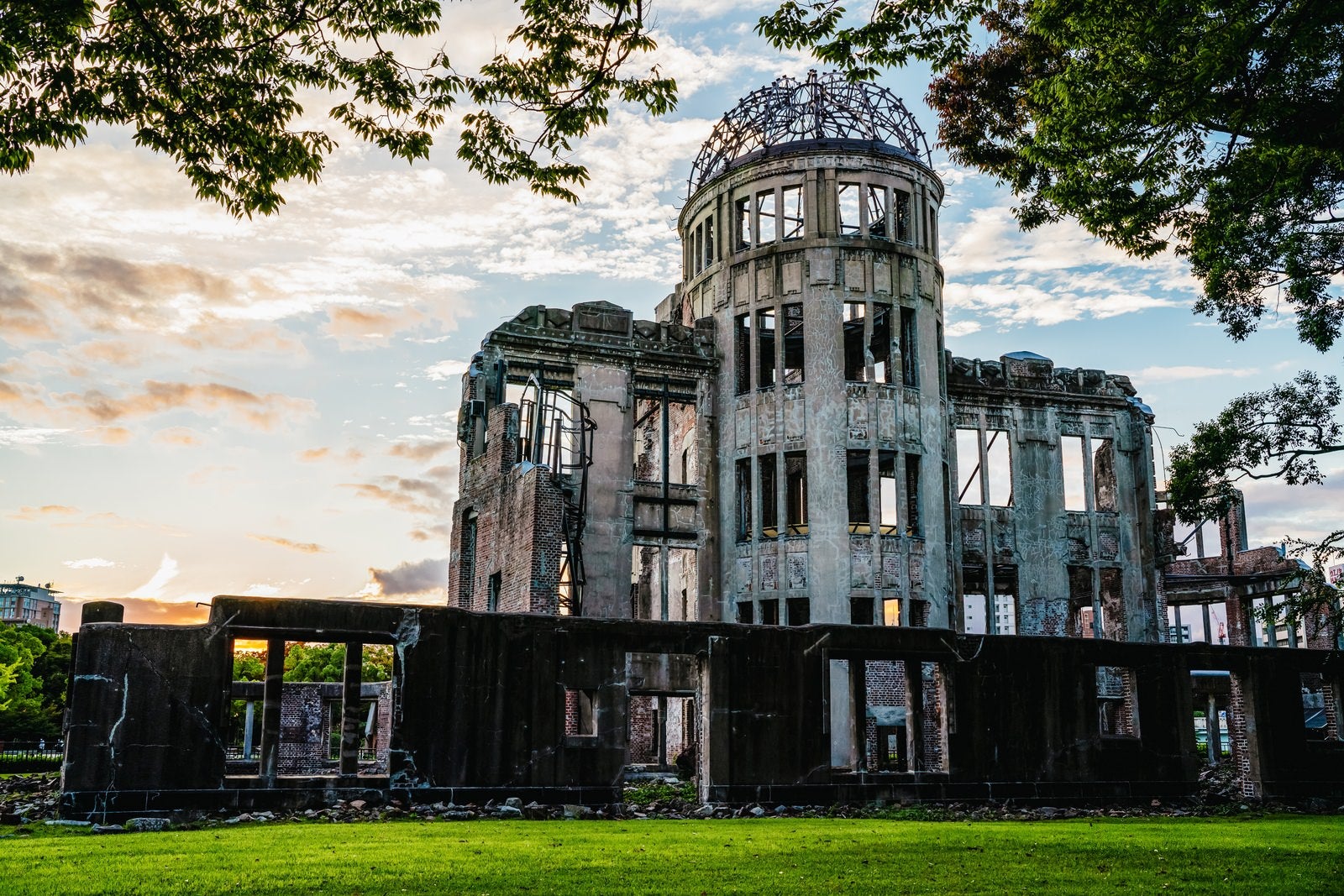 「広島平和記念碑の原爆ドーム」の写真