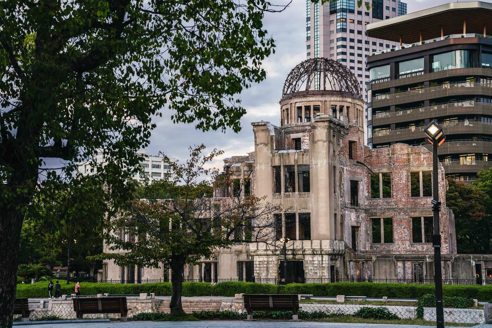 「近代の建物と並ぶ原爆ドーム」の写真