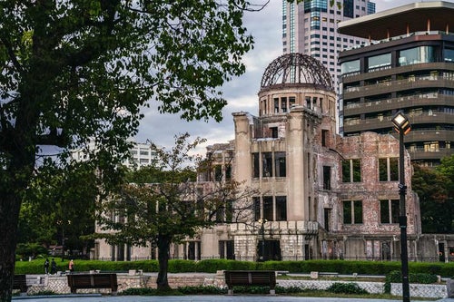 近代の建物と並ぶ原爆ドームの写真