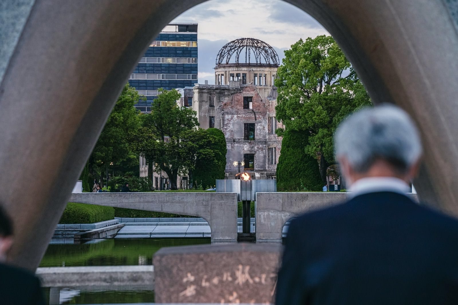 「原爆死没者慰霊碑から見える原爆ドーム」の写真