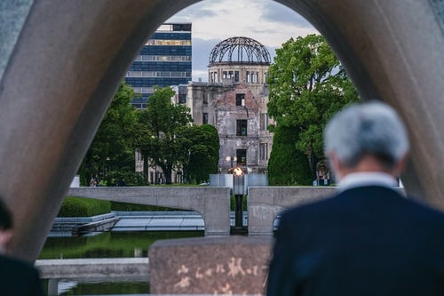 原爆死没者慰霊碑から見える原爆ドームの写真