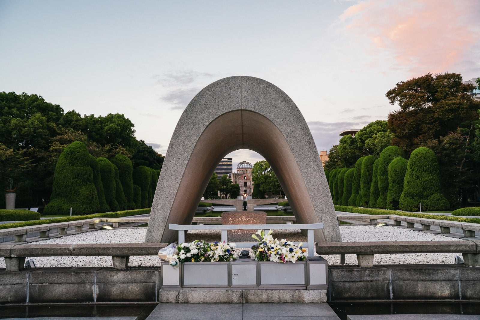 「平和記念公園に佇む原爆死没者慰霊碑」の写真