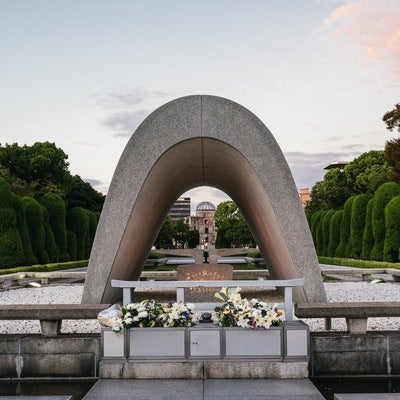 平和記念公園に佇む原爆死没者慰霊碑の写真
