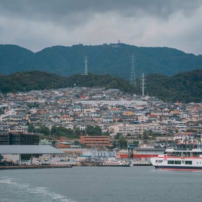 広島の港から出港するみせん丸と港町の風景の写真