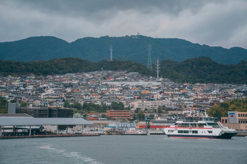 広島の港から出港するみせん丸と港町の風景