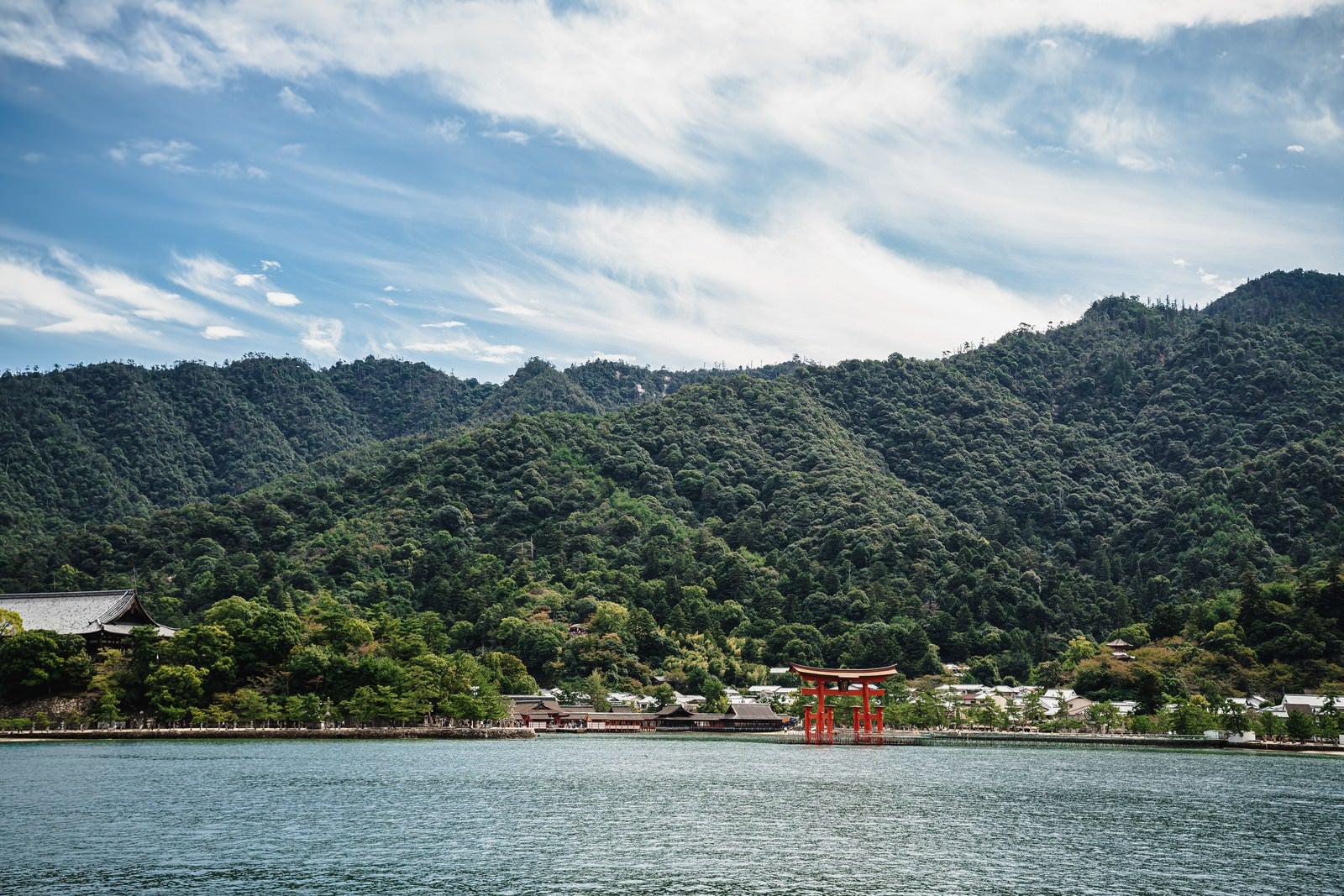 「広島の自然に囲まれる厳島神社」の写真