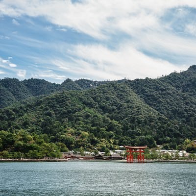 広島の自然に囲まれる厳島神社の写真