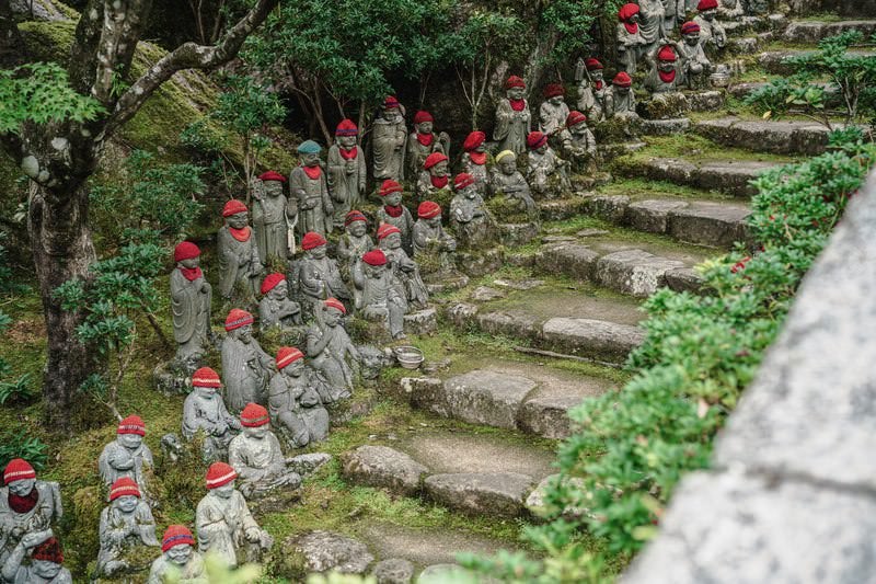 広島・宮島の大聖院参道の石段脇に並ぶお地蔵さん