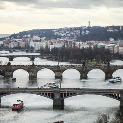 チェコ・プラハの河川と街並みの写真