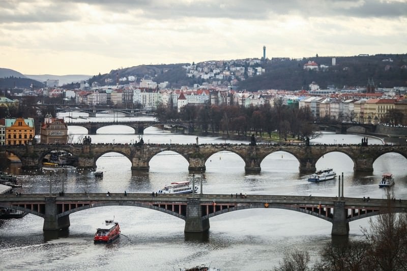 チェコ・プラハの河川と街並みの写真