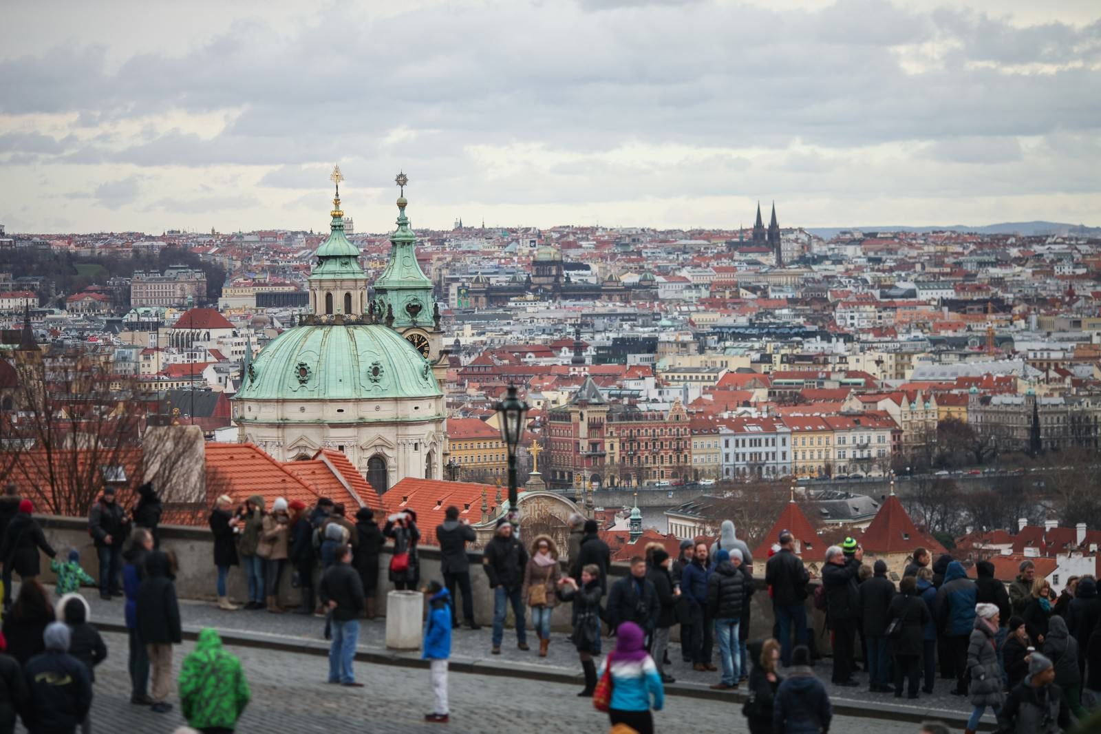 「観光客が集まるチェコ・プラハの街並み」の写真