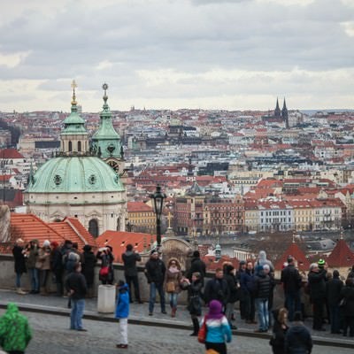 観光客が集まるチェコ・プラハの街並みの写真