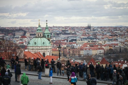観光客が集まるチェコ・プラハの街並みの写真