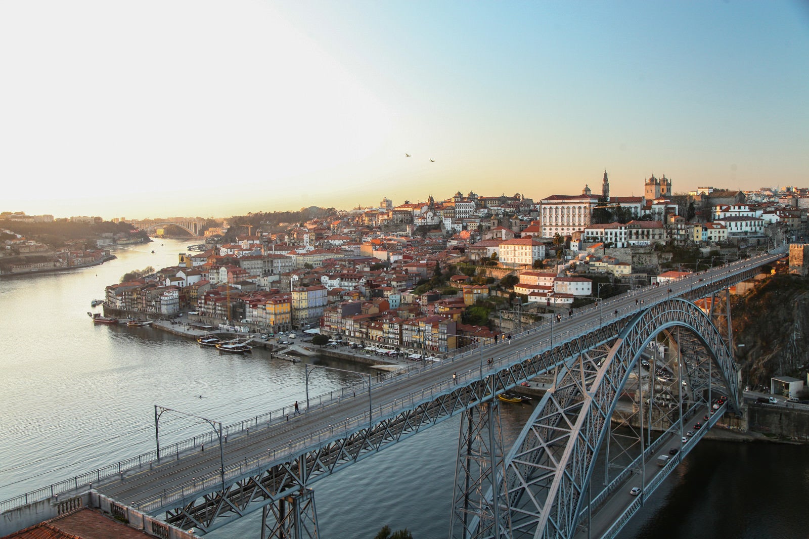 「ポルトガル・ポルトの河川と街並み」の写真