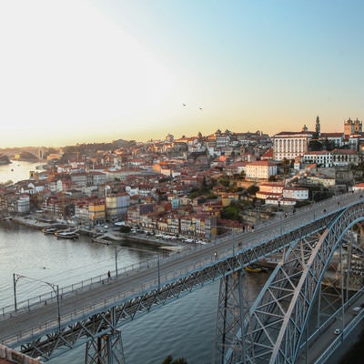 ポルトガル・ポルトの河川と街並みの写真