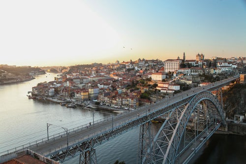 ポルトガル・ポルトの河川と街並みの写真
