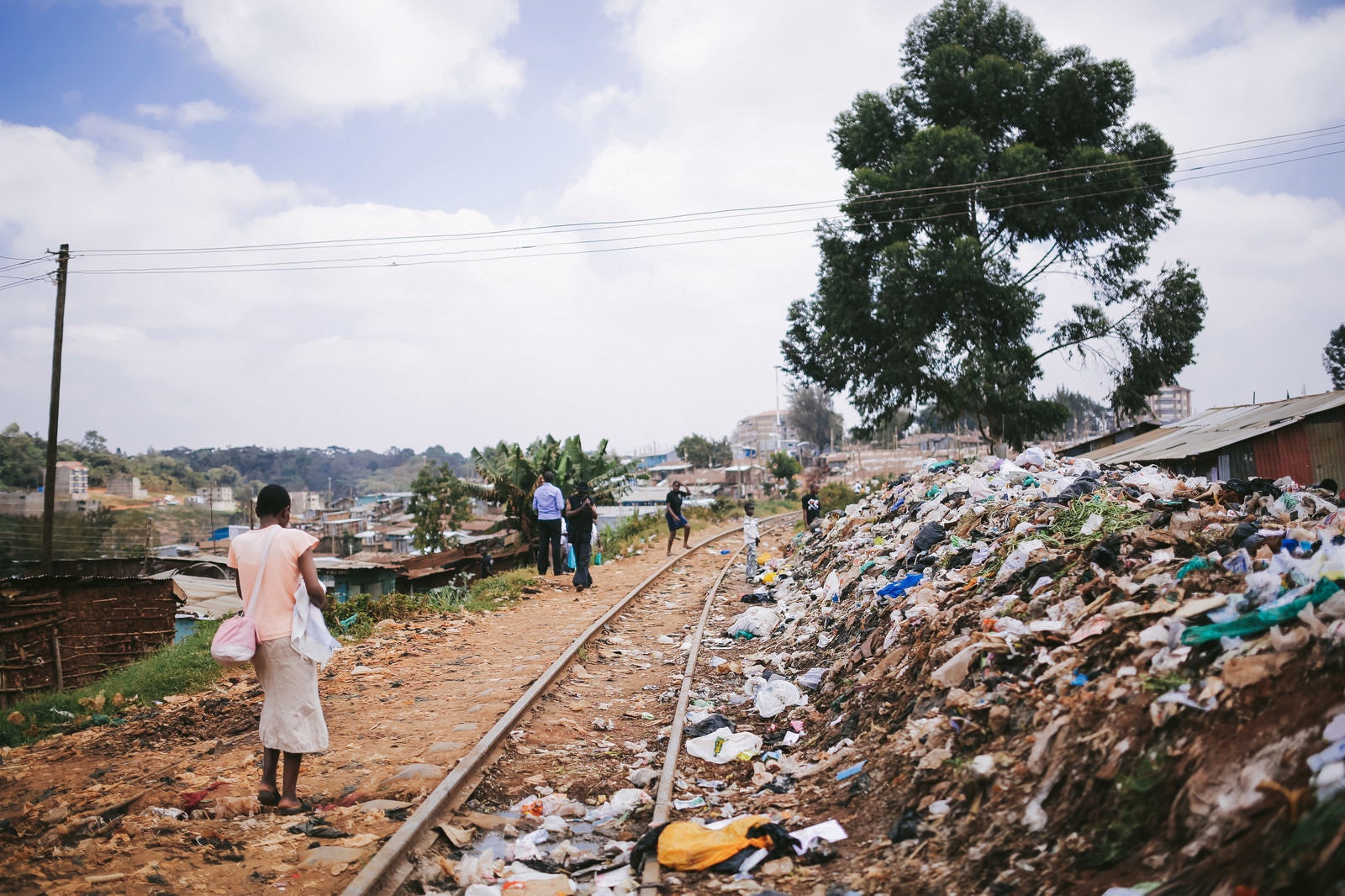 「ゴミが散乱するケニアのスラム街」の写真