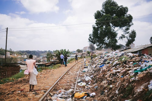 ゴミが散乱するケニアのスラム街の写真