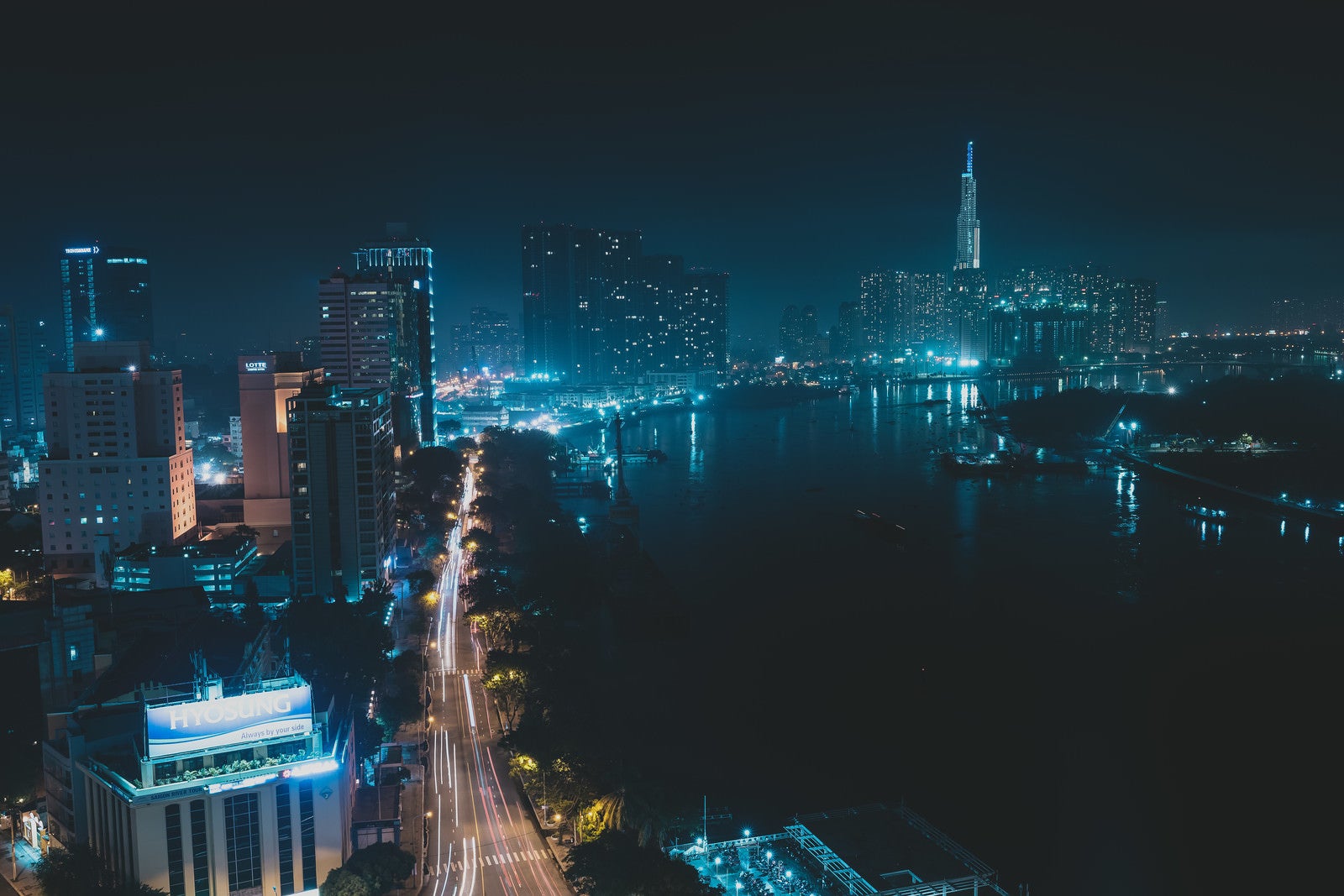 「ホーチミンの都市夜景」の写真