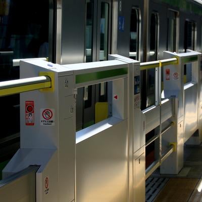 ホームドアと電車が停車する地下鉄駅プラットフォームの写真