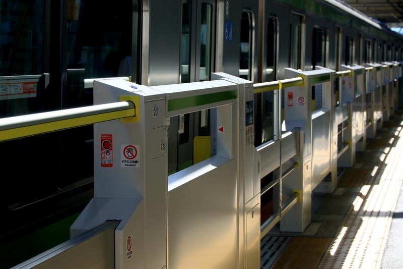 ホームドアと電車のある駅のプラットフォームの写真