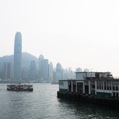 香港のビクトリア・ハーバーと船着き場の写真