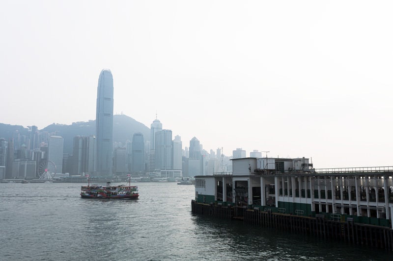 香港のビクトリア・ハーバーと船着き場の写真