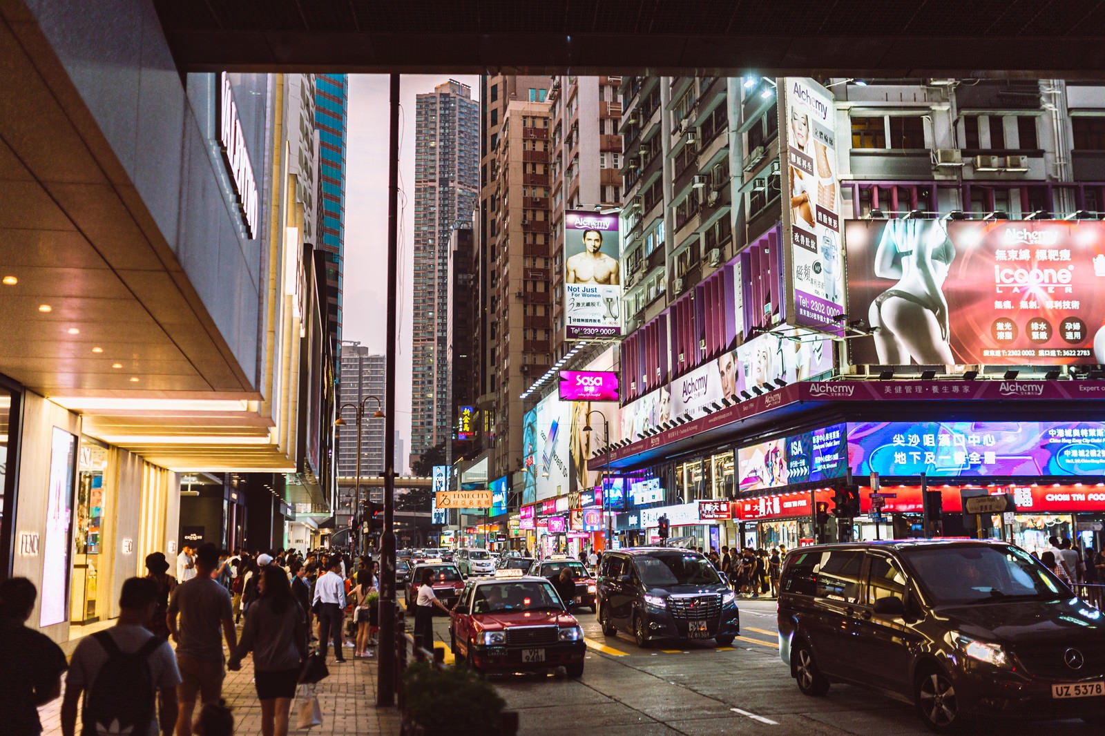 「香港の繁華街の中」の写真