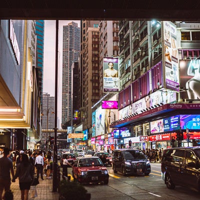 香港の繁華街の中の写真