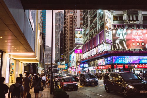香港の繁華街の中の写真