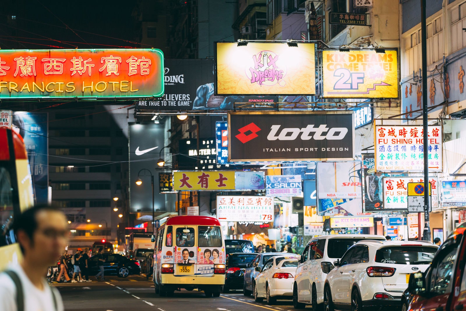 「夜の香港のネオン看板と渋滞する車」の写真