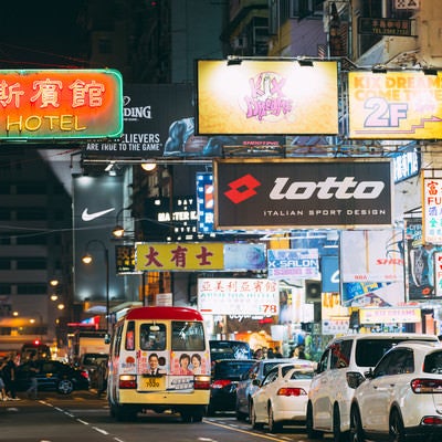 夜の香港のネオン看板と渋滞する車の写真