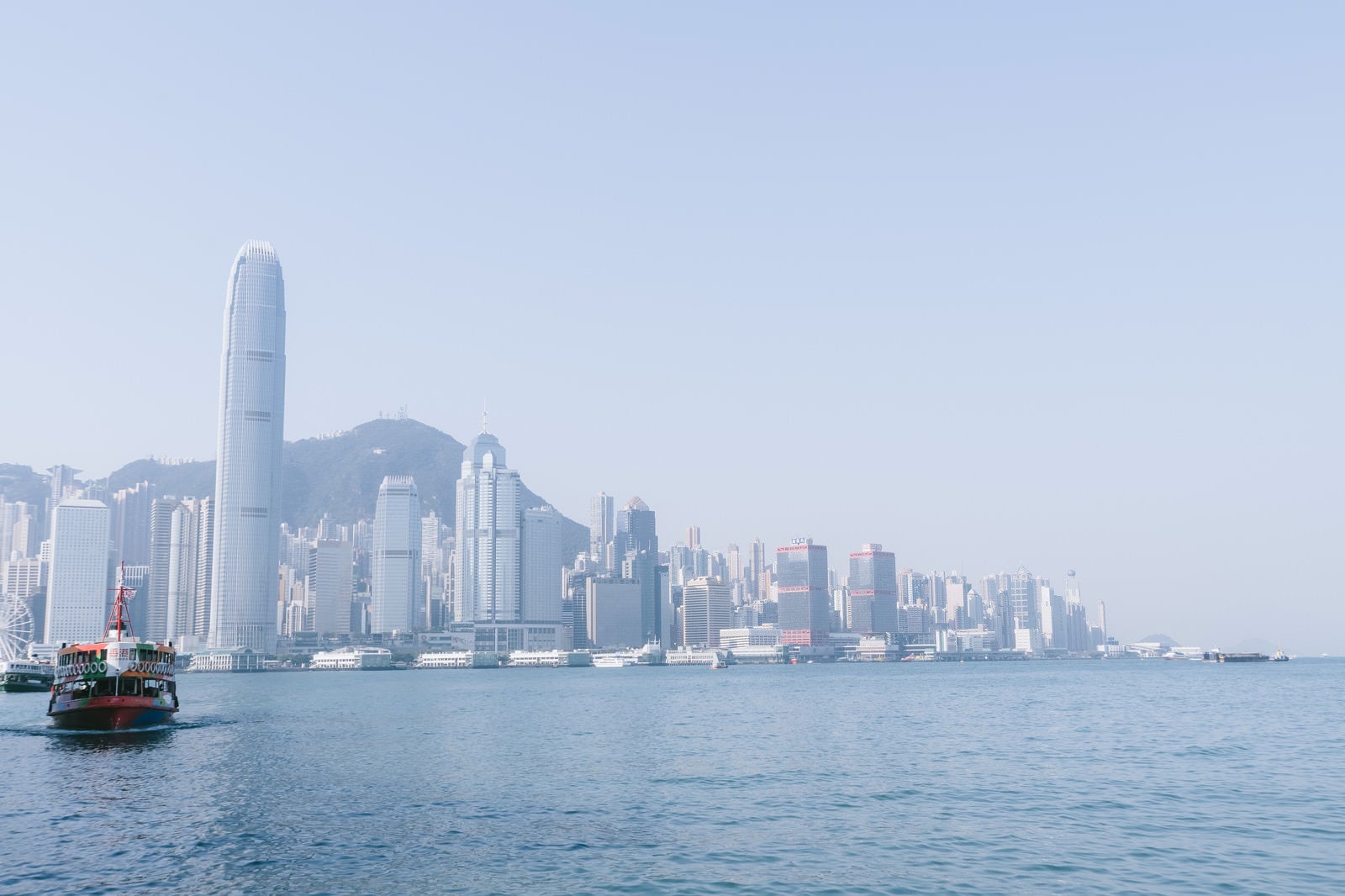 「香港の港と都市部のビル群」の写真