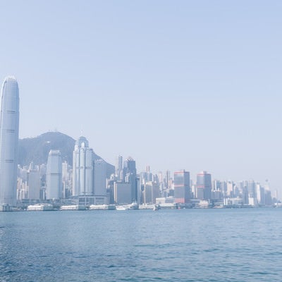 香港の港と都市部のビル群の写真