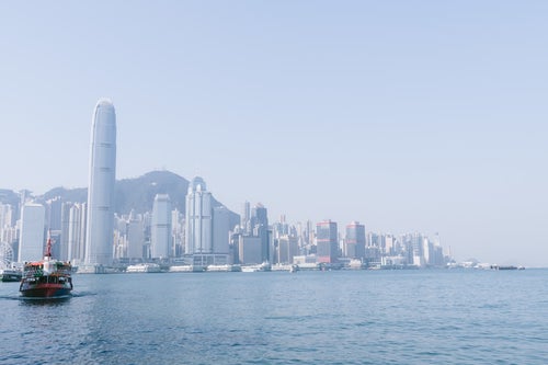 香港の港と都市部のビル群の写真