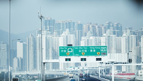 香港の高速を走行中に見えるマンション群の写真