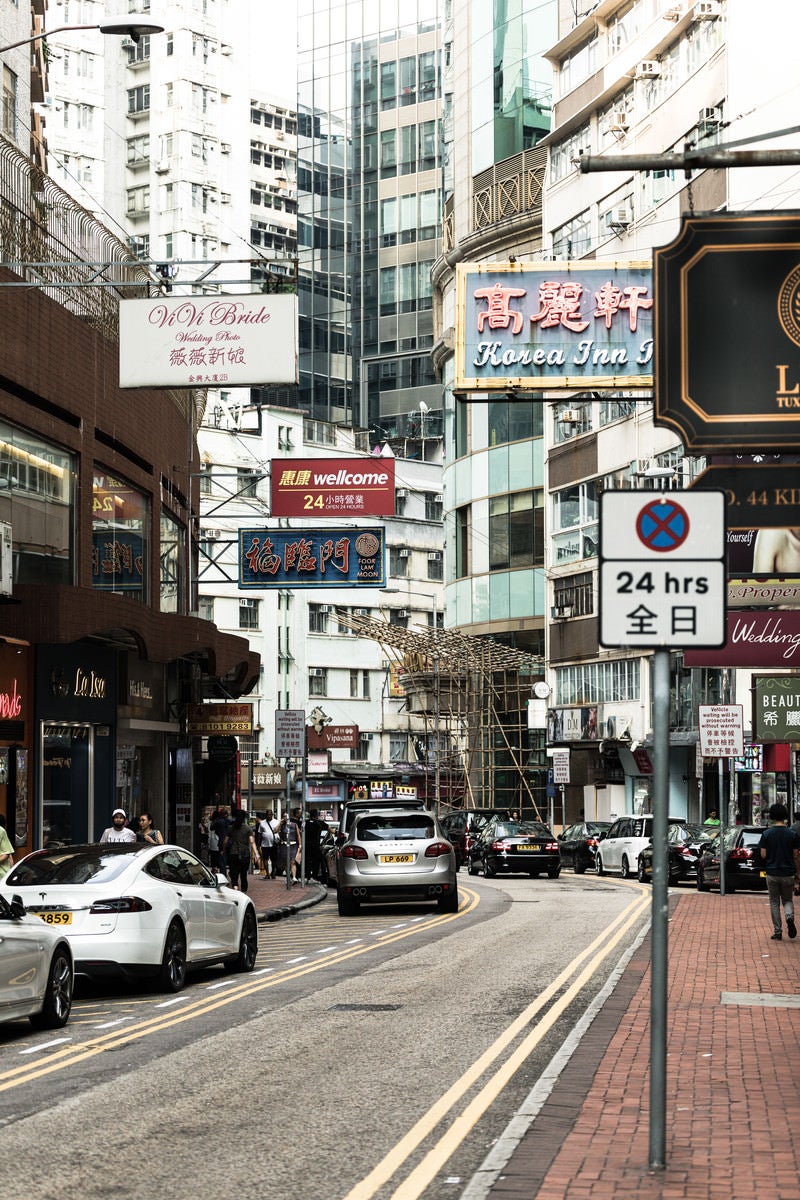 「香港の雑多な建物と看板」の写真