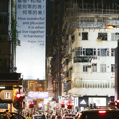 日が落ちても賑やかなな香港の繁華街の写真