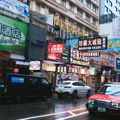 香港らしい看板と建物の写真