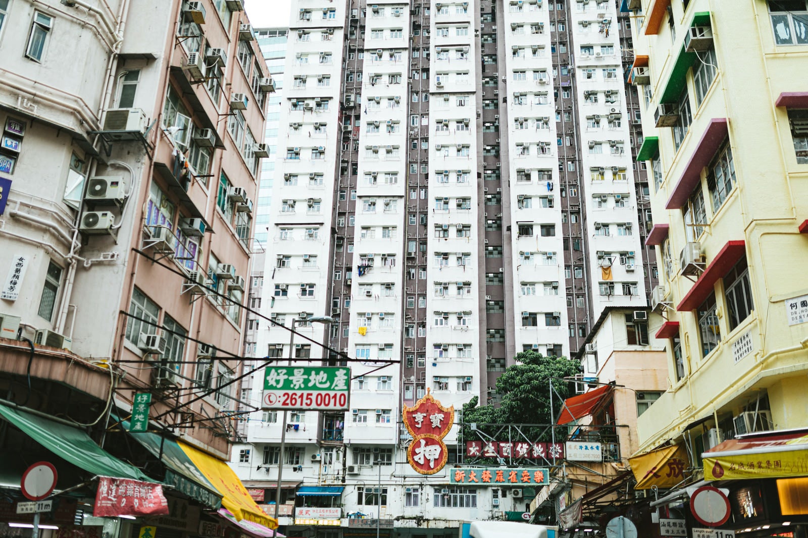 「マンションに囲まれる（香港）」の写真