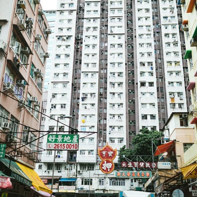 マンションに囲まれる（香港）の写真
