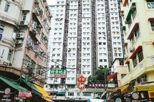 マンションに囲まれる（香港）の写真
