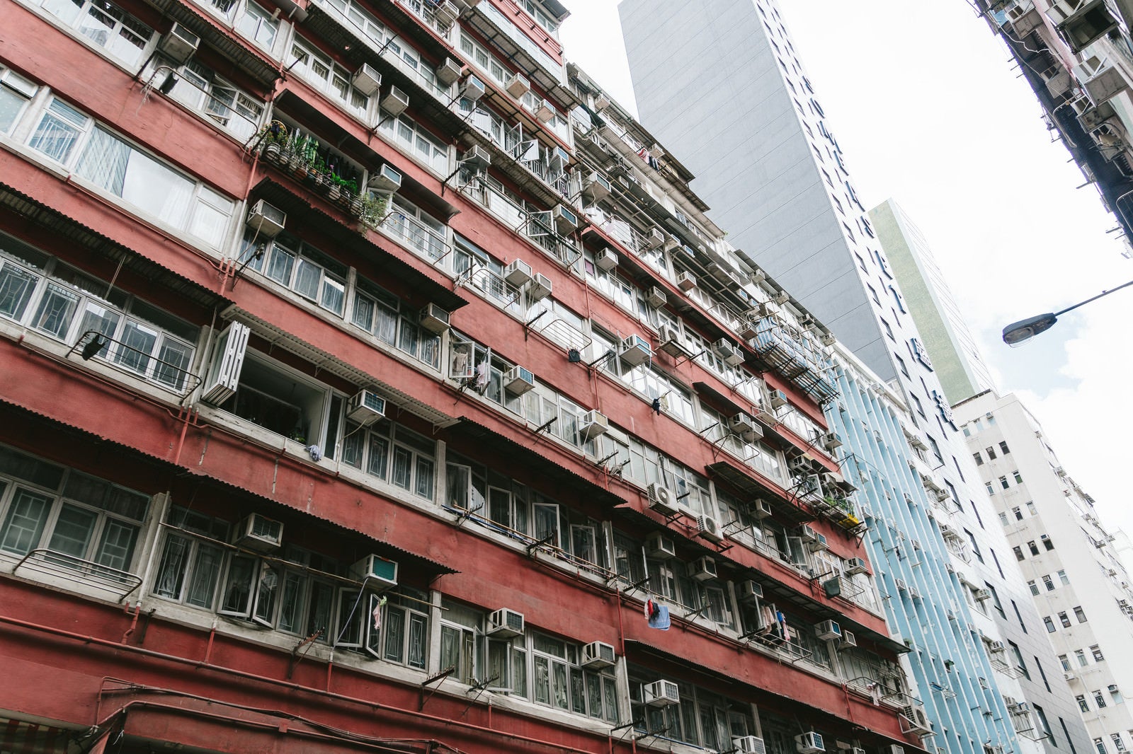 「香港の団地マンションと都会のビル」の写真